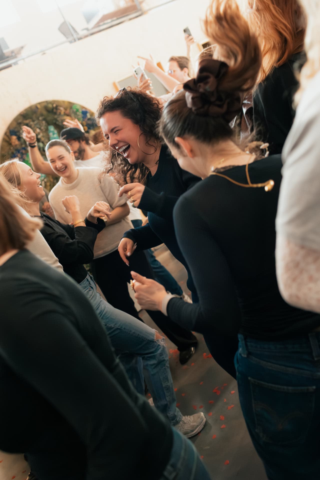 Lachende studenten tijdens een feest van Volt