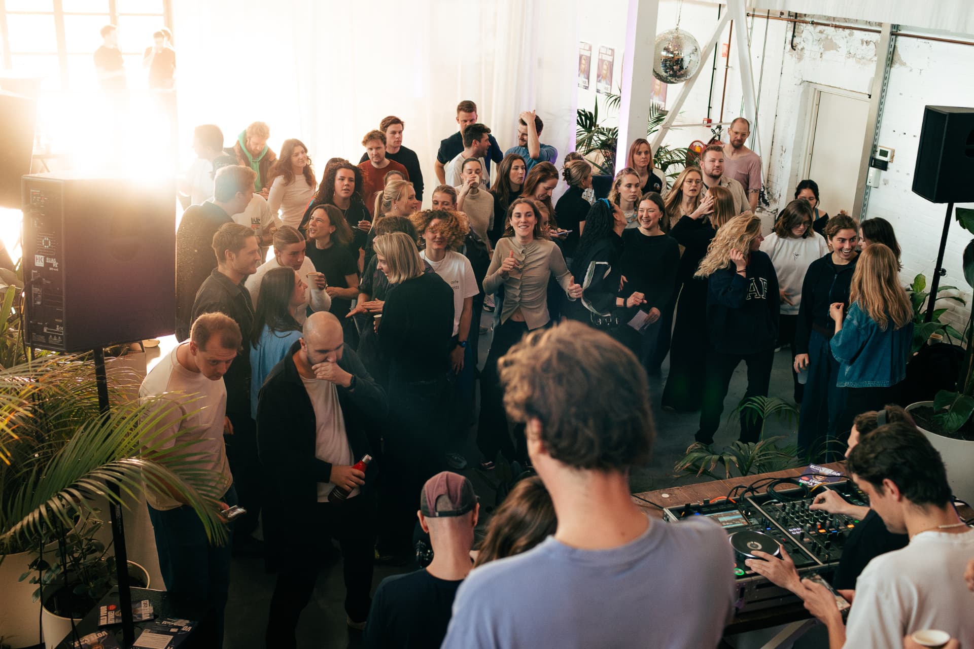 Studenten in gesprek tijdens een druk Volt-evenement